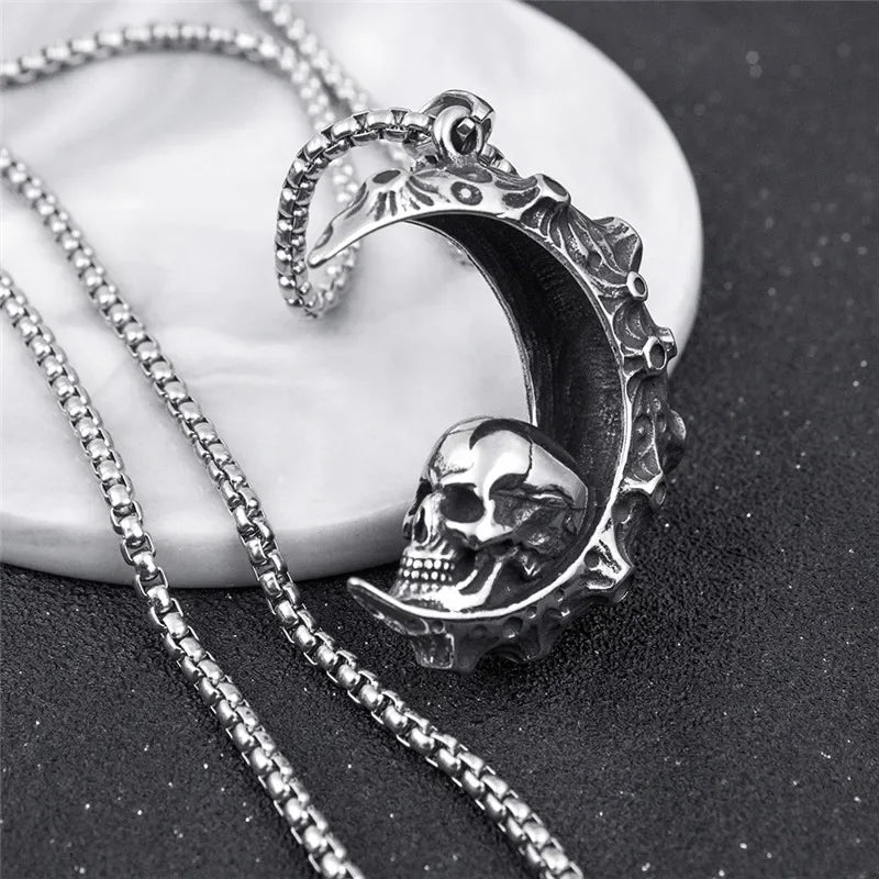 Collar con Colgante de Media Luna y Calavera