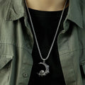 Collar con Colgante de Media Luna y Calavera