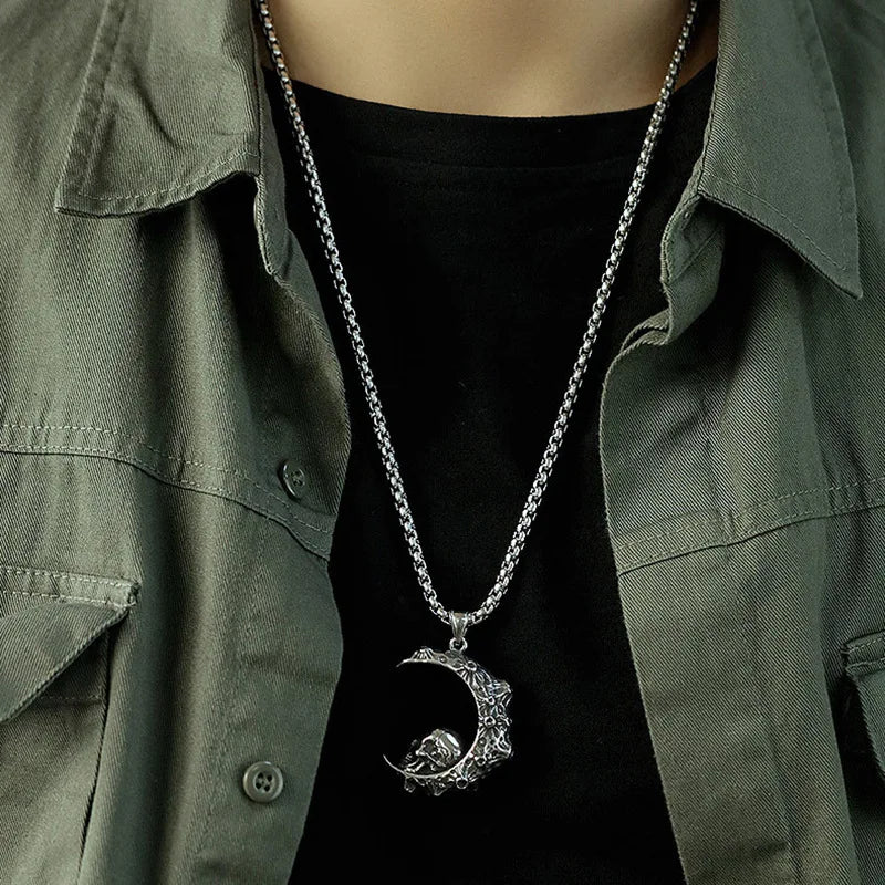 Collar con Colgante de Media Luna y Calavera