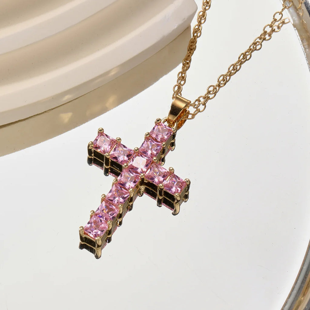 Collar con colgante de cruz con cristales cuadrados oro y rosa