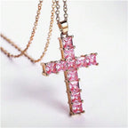 Collar con colgante de cruz con cristales cuadrados oro y rosa