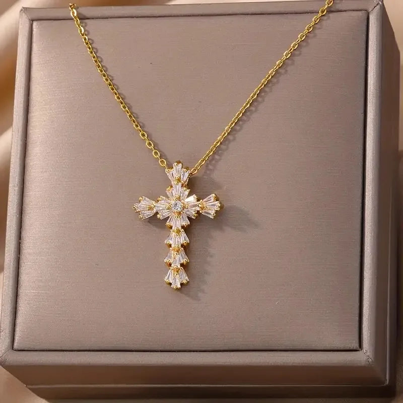 Collar con colgante de cruz con cristales dorados
