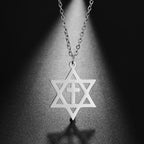 Collar con colgante de cruz y la <span data-glossary-id="étoile de David">estrella de David</span>, símbolos judíos ortodoxos de plata