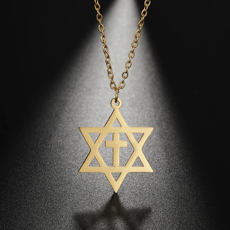 Collar con colgante de cruz y la <span data-glossary-id="étoile de David">estrella de David</span>, símbolos judíos ortodoxos de oro
