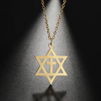 Collar con colgante de cruz y la <span data-glossary-id="étoile de David">estrella de David</span>, símbolos judíos ortodoxos de oro