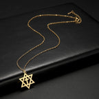Collar con colgante de cruz y la <span data-glossary-id="étoile de David">estrella de David</span>, símbolos judíos ortodoxos de oro