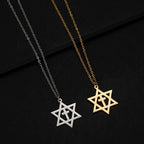 Collar con colgante de cruz y la <span data-glossary-id="étoile de David">estrella de David</span>, símbolos judíos ortodoxos de oro