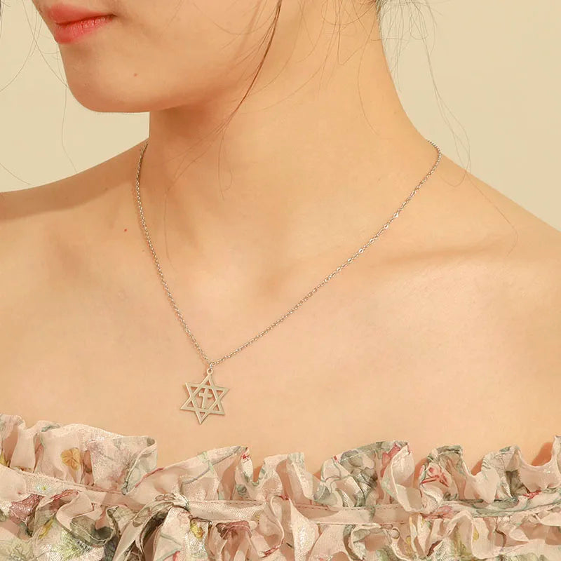 Collar con colgante de cruz y la <span data-glossary-id="étoile de David">estrella de David</span>, símbolos judíos ortodoxos de plata