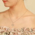 Collar con colgante de cruz y la <span data-glossary-id="étoile de David">estrella de David</span>, símbolos judíos ortodoxos de plata