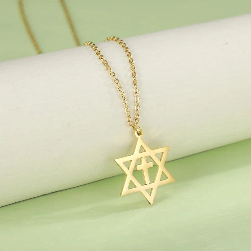 Collar con colgante de cruz y la <span data-glossary-id="étoile de David">estrella de David</span>, símbolos judíos ortodoxos de oro