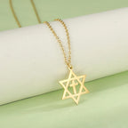 Collar con colgante de cruz y la <span data-glossary-id="étoile de David">estrella de David</span>, símbolos judíos ortodoxos de oro