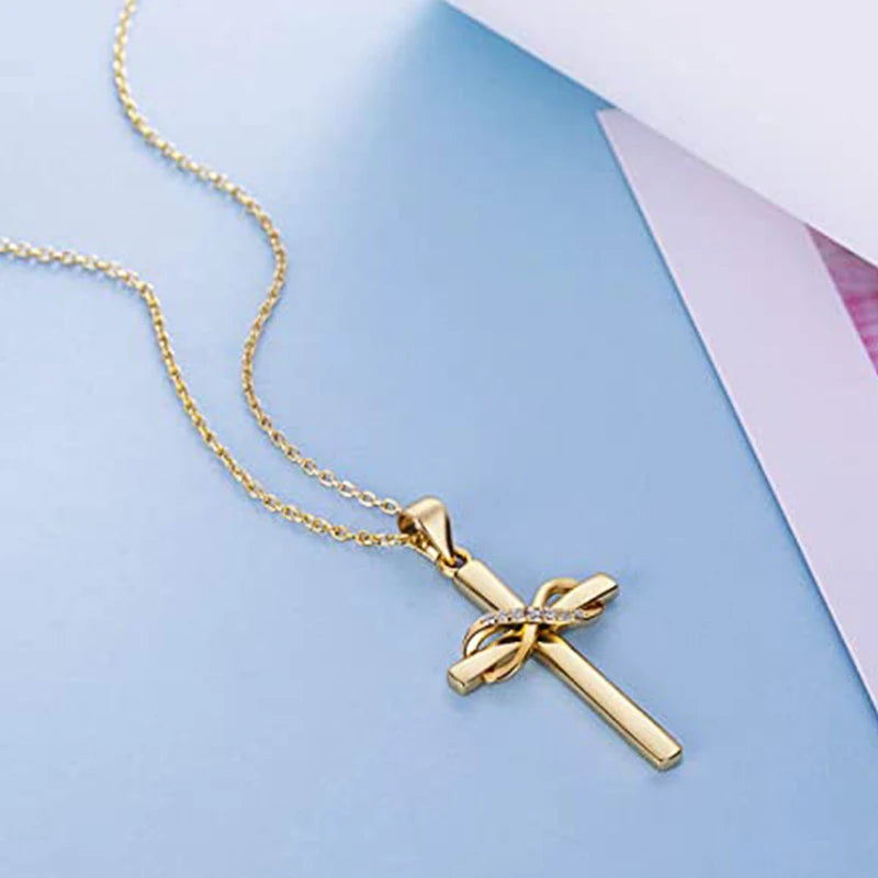 Colier cu pandantiv cruce infinit ornamentat cu cristale