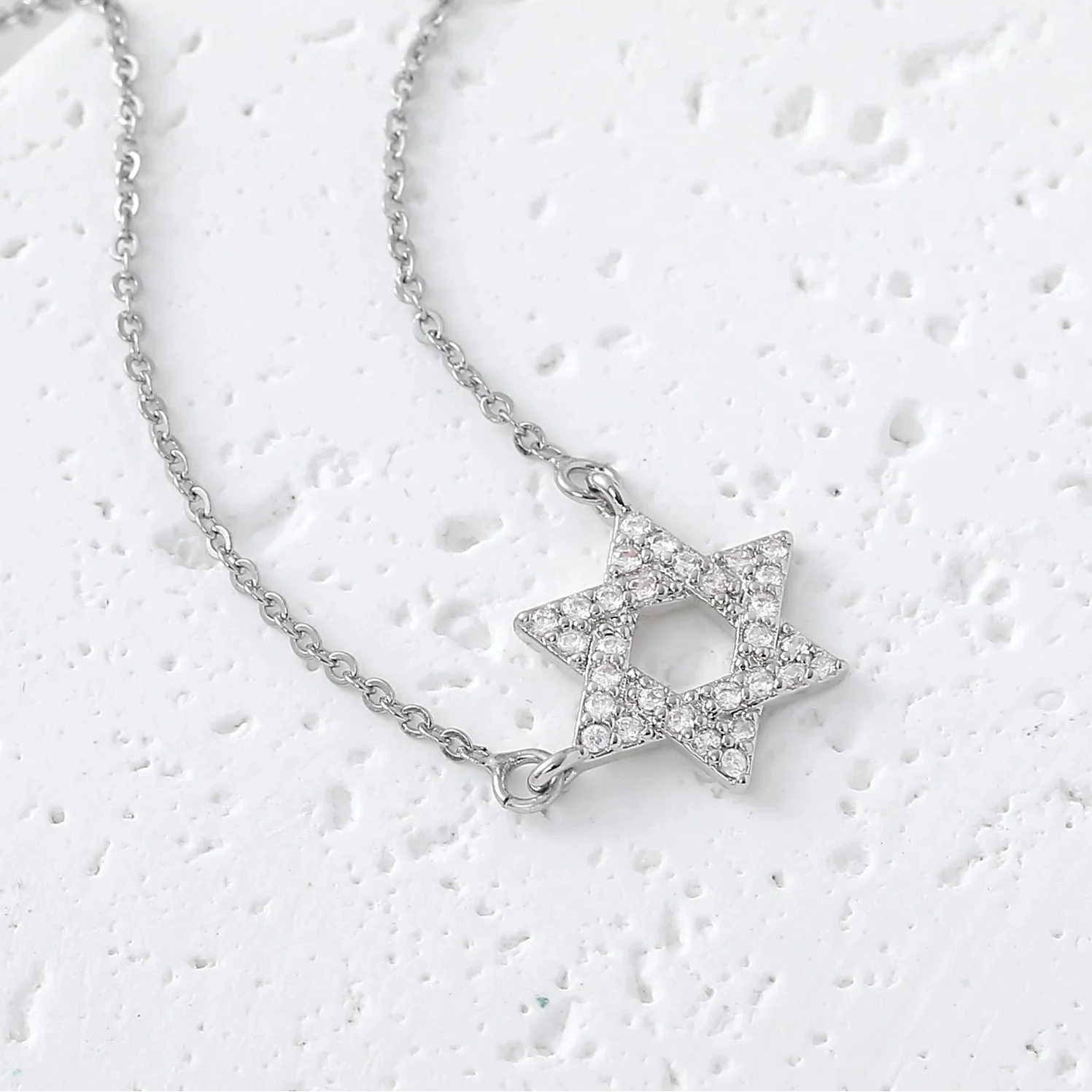 Collar con colgante de la <span data-glossary-id="etoile-de-david">estrella de David</span> en strass símbolo judío plata