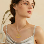 Collar con colgante de la estrella de David y flor de lis simbólica judía oro