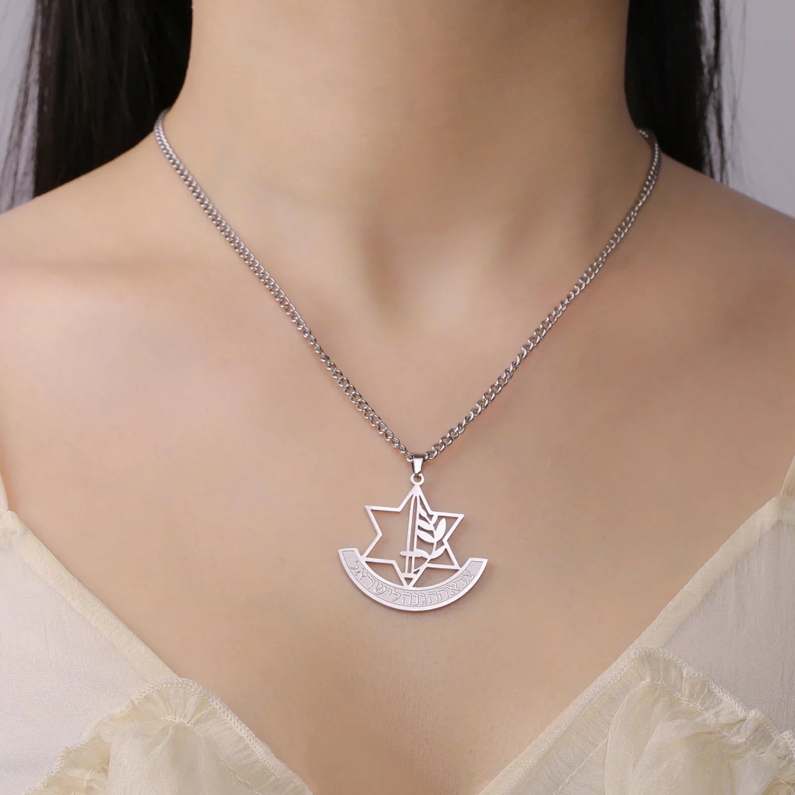 Collar con colgante de la estrella de David y flor de lis simbólica judía plata
