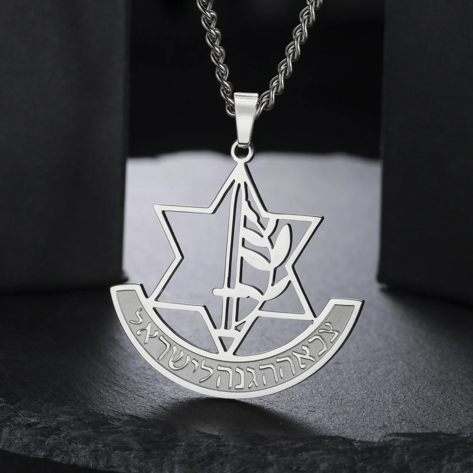 Collar con colgante de la estrella de David y flor de lis simbólica judía plata