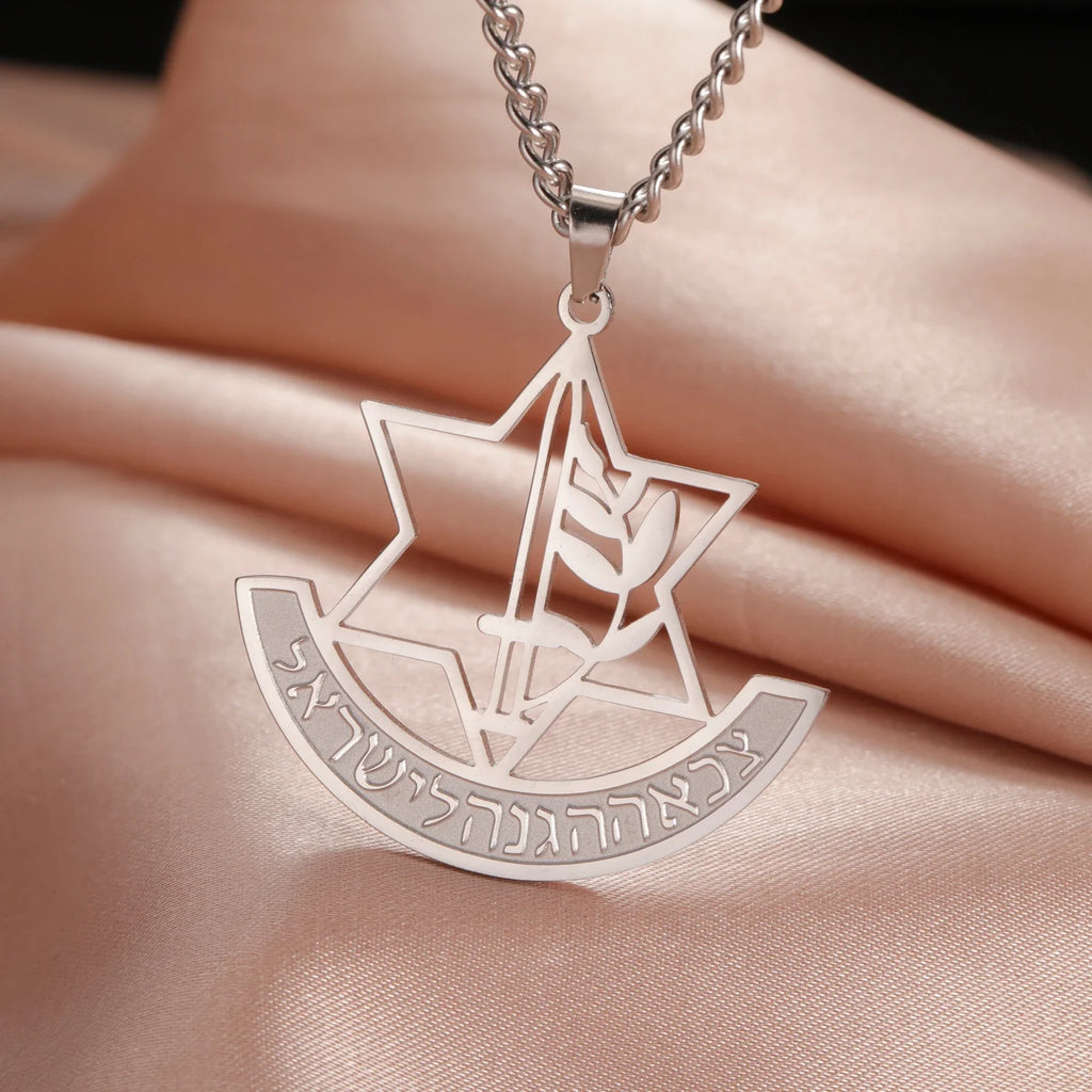 Collar con colgante de la estrella de David y flor de lis simbólica judía plata