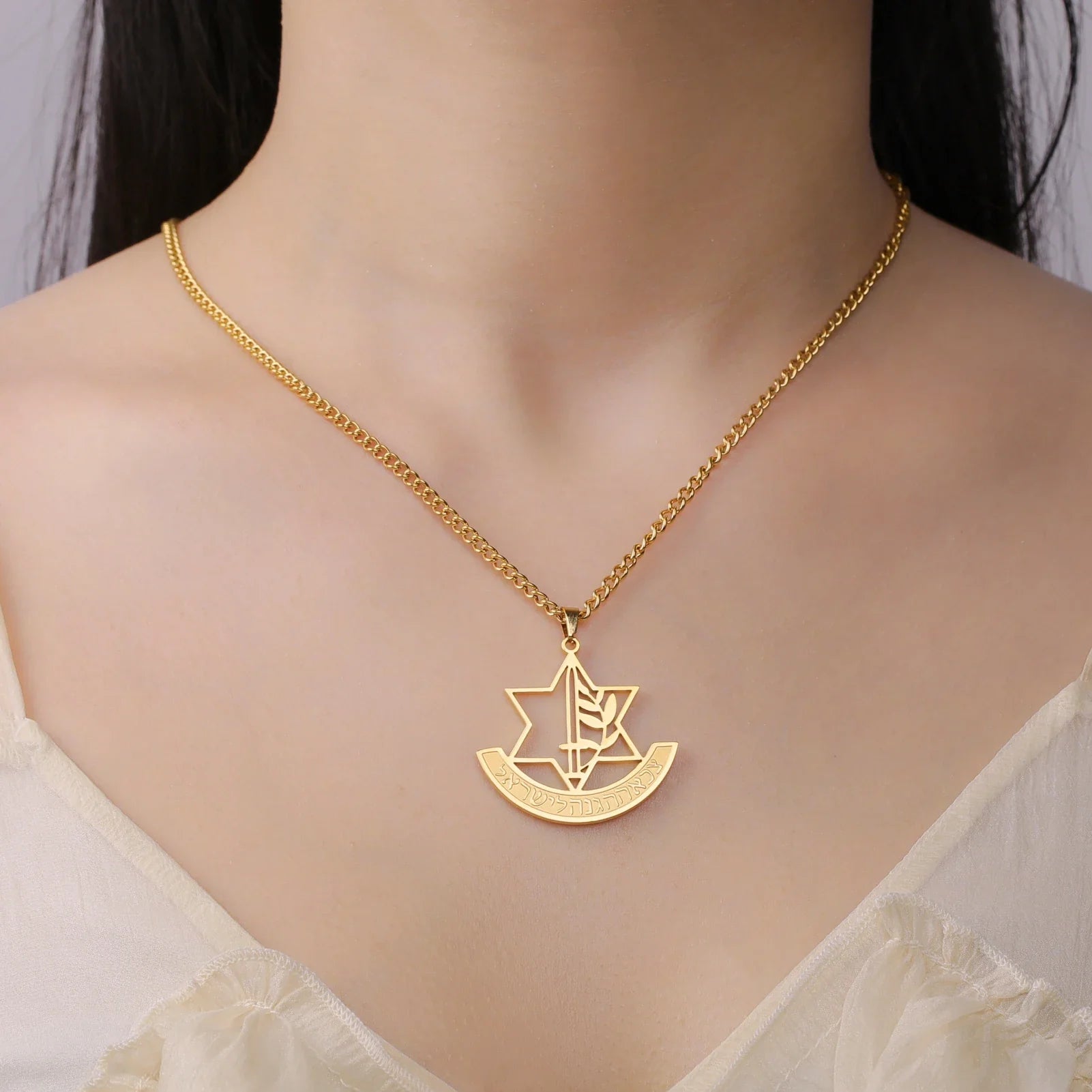 Collar con colgante de la estrella de David y flor de lis simbólica judía oro