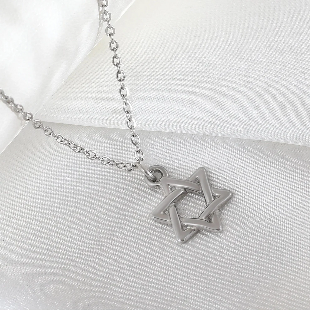Collar con colgante de la <span data-glossary-id="etoile-de-david">estrella de David</span> simbólica judía plata