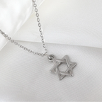 Collar con colgante de la <span data-glossary-id="etoile-de-david">estrella de David</span> simbólica judía plata
