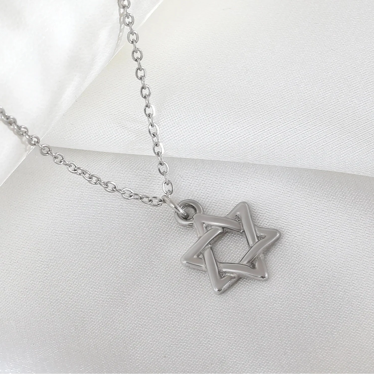 Collar con colgante de la <span data-glossary-id="etoile-de-david">estrella de David</span> simbólica judía plata