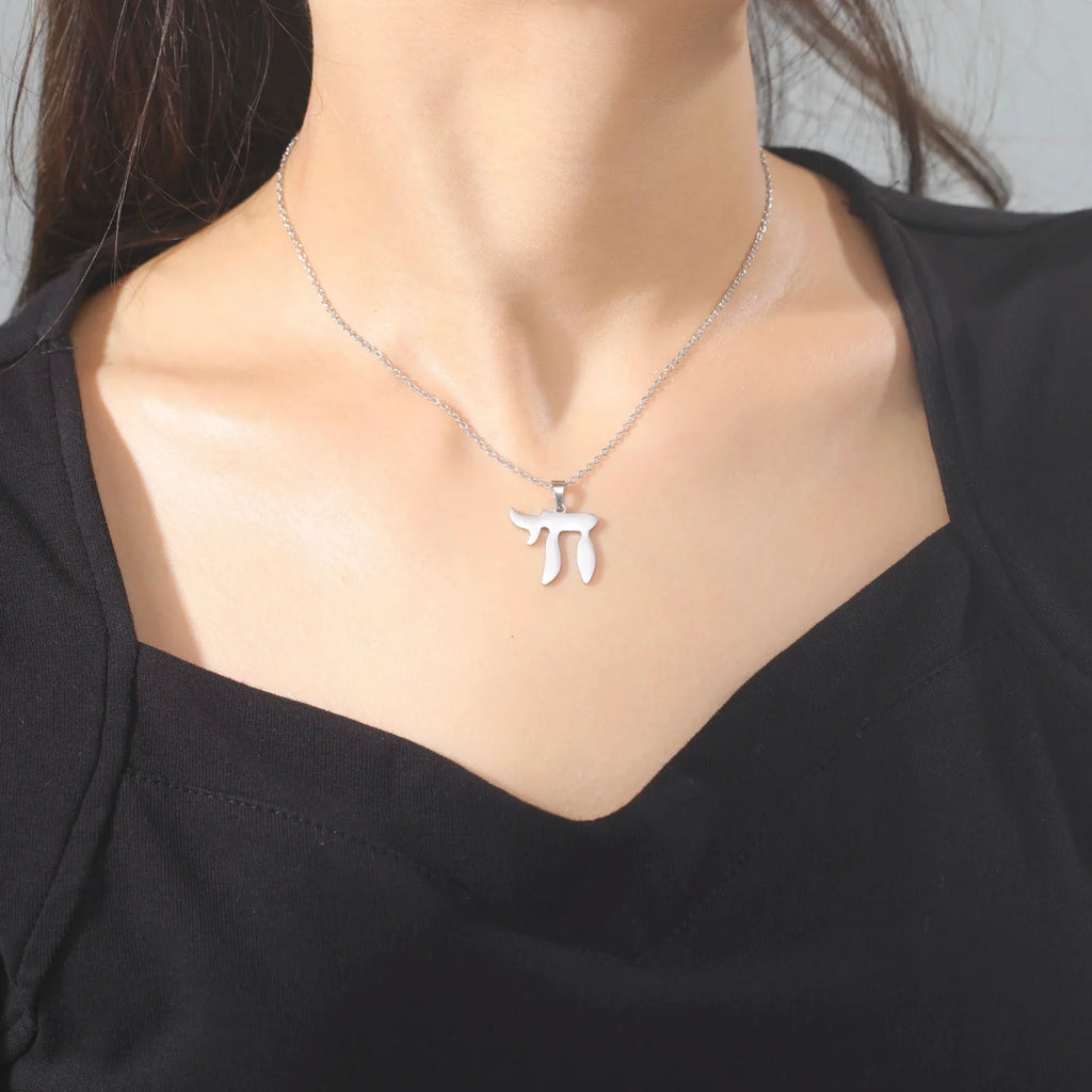 Collar con colgante de la letra hebrea Chai símbolo de vida judía plata
