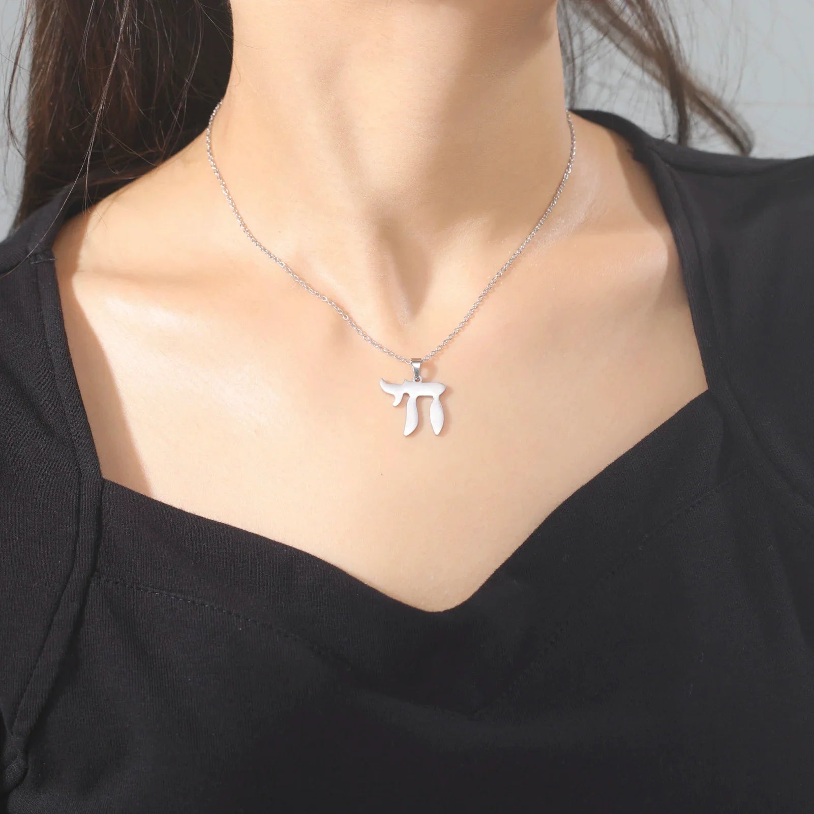 Collar con colgante de la letra hebrea Chai símbolo de vida judía plata