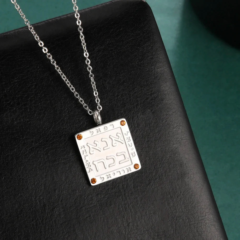 Collar con colgante de oraciones judías en letras hebreas Ana b'Koach plata