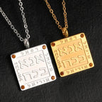 Collar con colgante de oraciones judías en letras hebreas Ana b'Koach plata