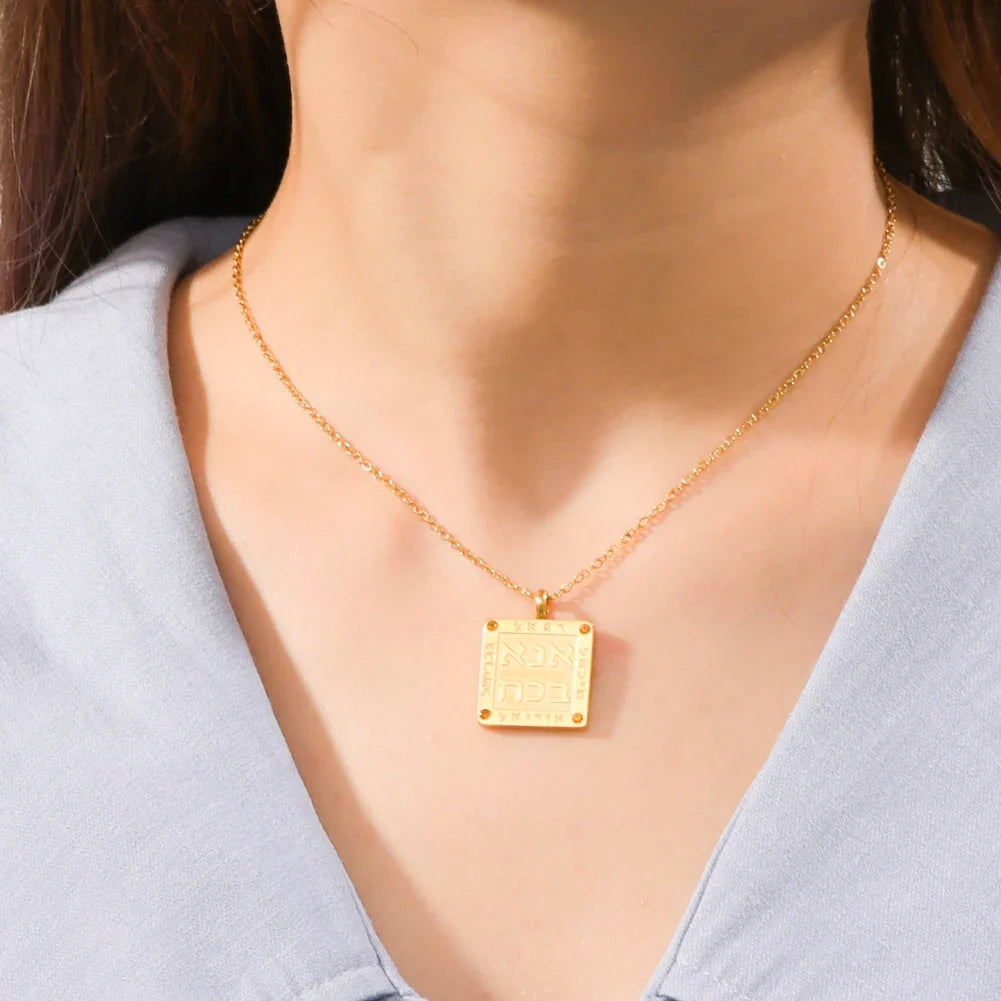 Collar con colgante de oraciones judías en letras hebreas Ana b'Koach oro