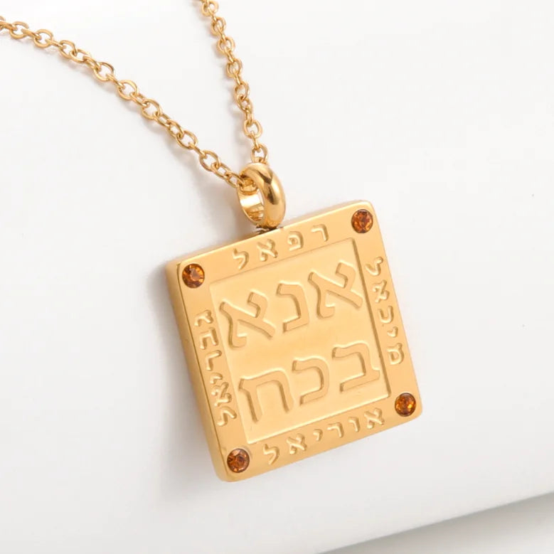 Collar con colgante de oraciones judías en letras hebreas Ana b'Koach oro