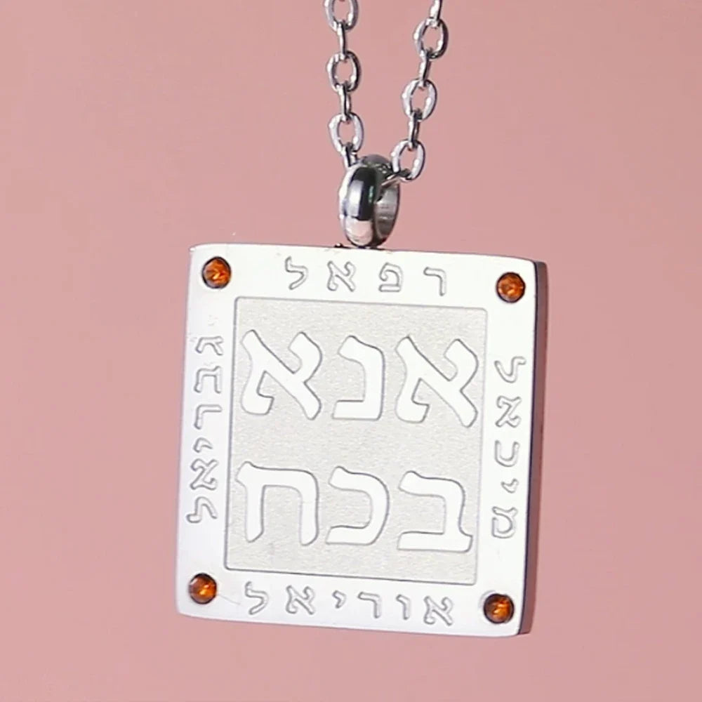 Collar con colgante de oraciones judías en letras hebreas Ana b'Koach plata