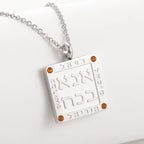Collar con colgante de oraciones judías en letras hebreas Ana b'Koach plata