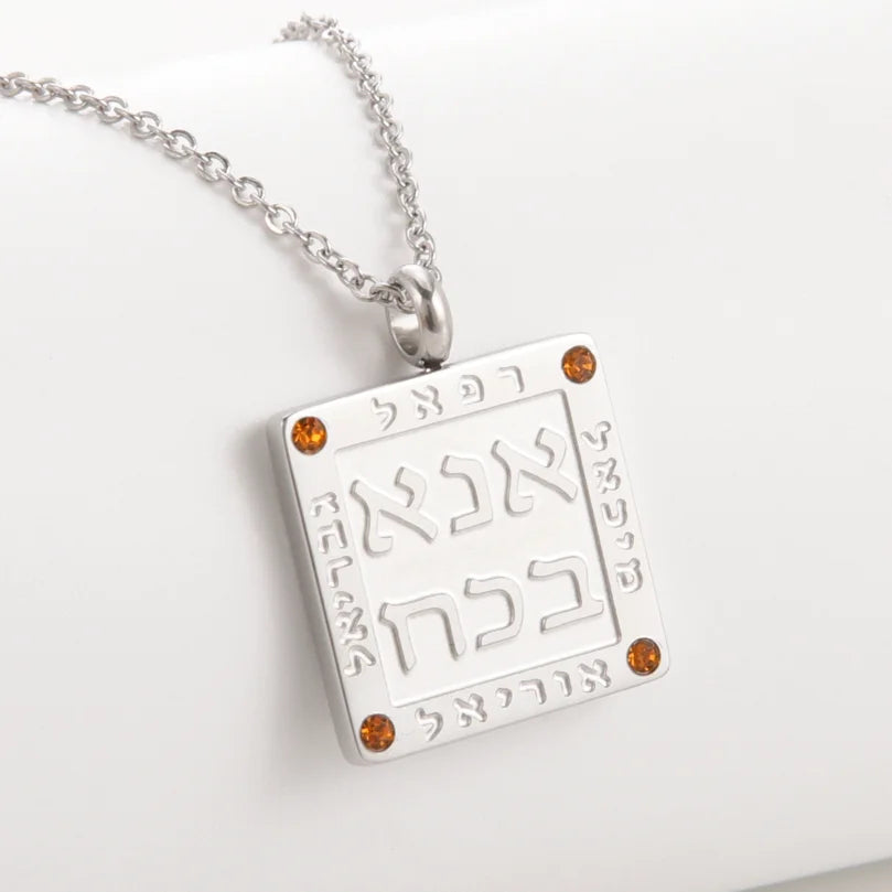 Collar con colgante de oraciones judías en letras hebreas Ana b'Koach plata