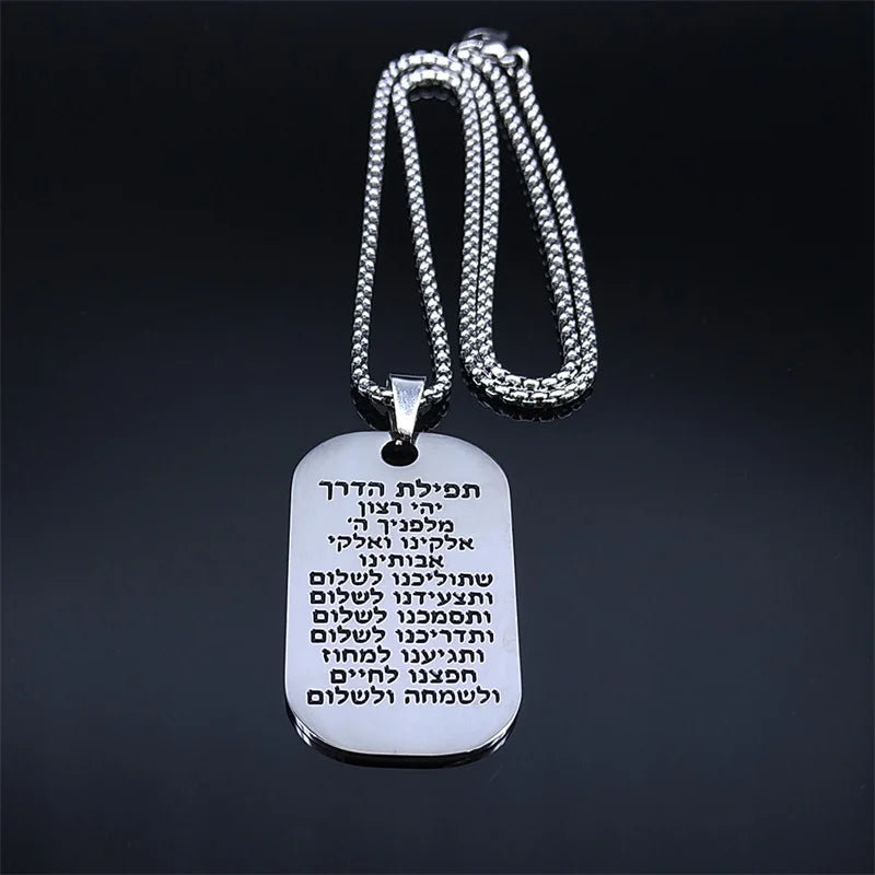 Collar con colgante de oraciones judías Mezuzá en letras hebreas plateadas