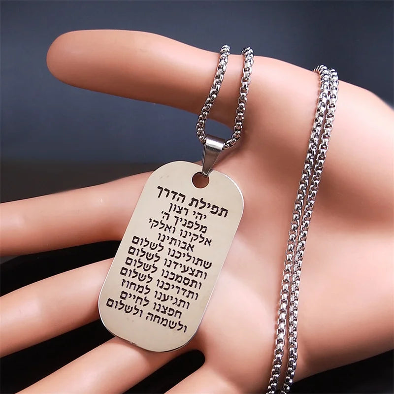 Collar con colgante de oraciones judías Mezuzá en letras hebreas plateadas