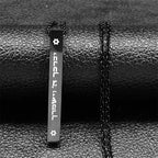 Collar con colgante de protección Mesuzah y letras hebreas judías en negro
