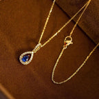 Collar con colgante de doble gota de agua y cristal azul zafiro
