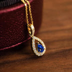 Collar con colgante de doble gota de agua y cristal azul zafiro