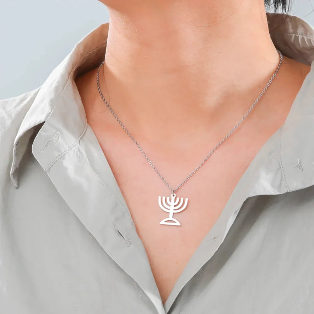 Collar con colgante del símbolo de la identidad judía Menorá de plata