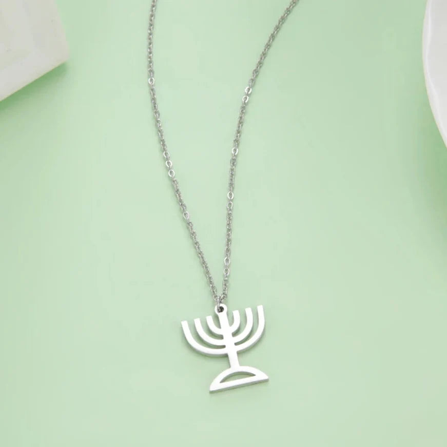 Collar con colgante del símbolo de la identidad judía Menorá de plata