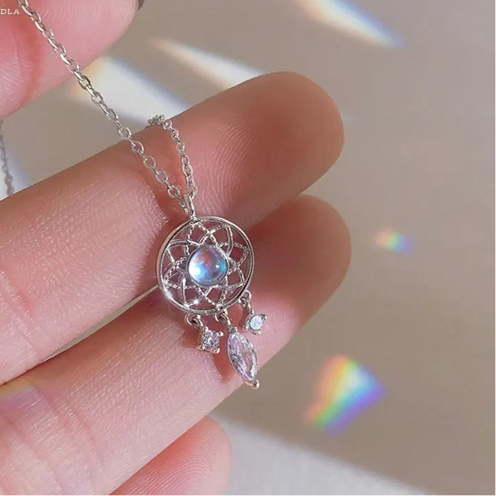 Collar con Colgante Elegante de Piedra de Luna