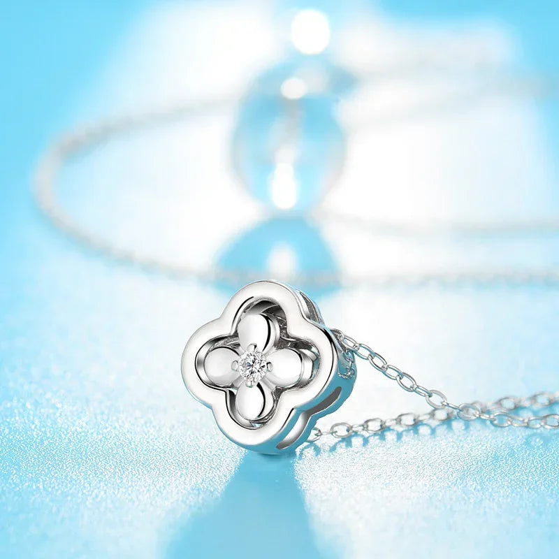 Collar con colgante de hoja de trébol de 4 hojas en circonio plateado