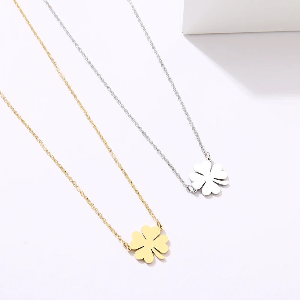 Collar con colgante de hoja de trébol de la suerte plateado