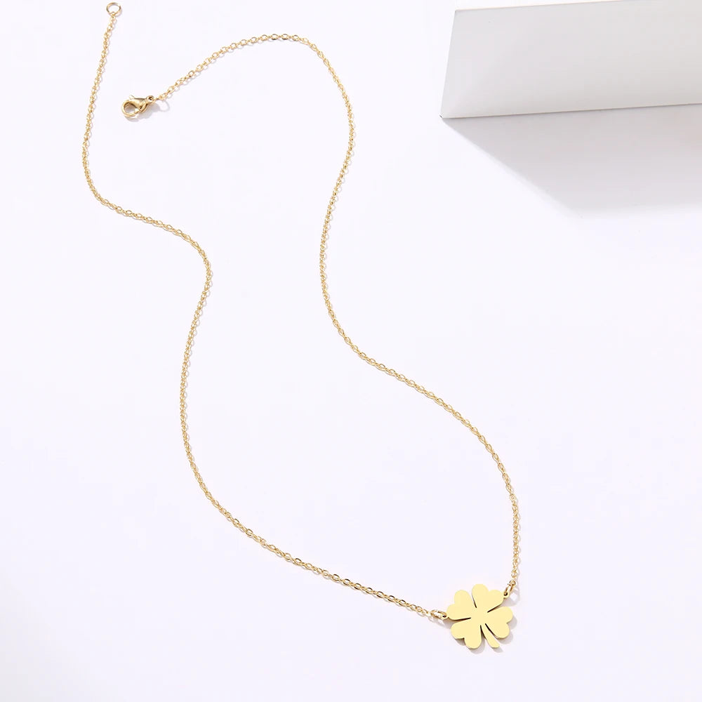Collar con colgante de hoja de trébol de la suerte dorado