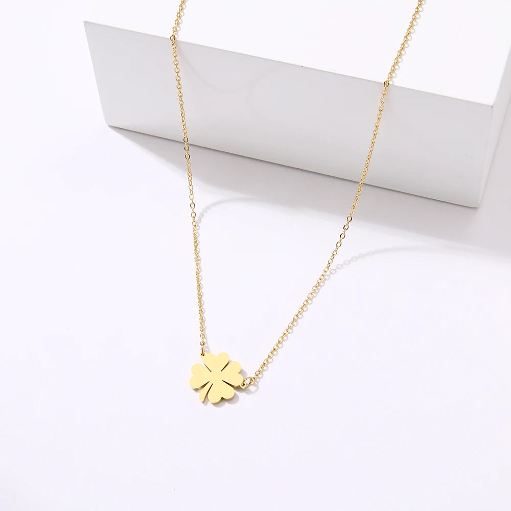 Collar con colgante de hoja de trébol de la suerte dorado