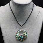 Collar de cuero con colgante de nácar concha