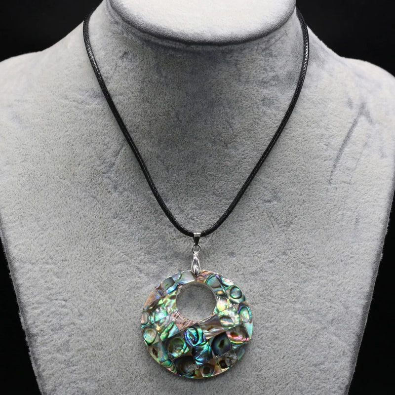 Collar de cuero con colgante de nácar concha