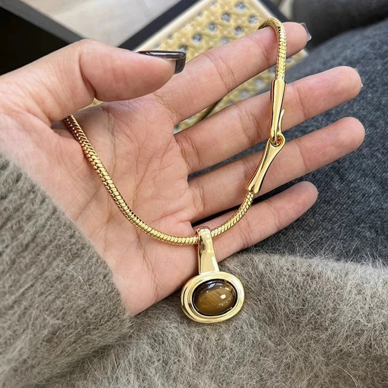 Necklace with oval tiger's eye stone pendant