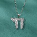 Collar con colgante de strass del símbolo de vida judía Chai plata